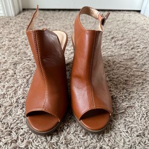 NWT Brown Leather Ankle Strap Peep Toe Chunky Mid Heel Sandal (size 9)